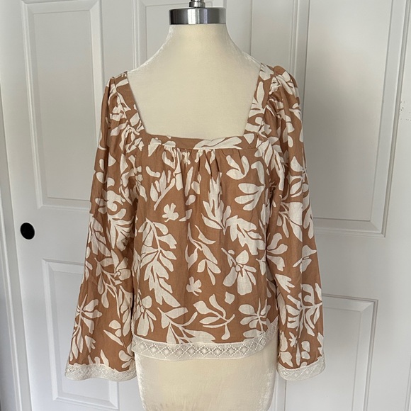 Christian Siriano Tops - Christian Siriano Tan and White Floral Blouse, Size M